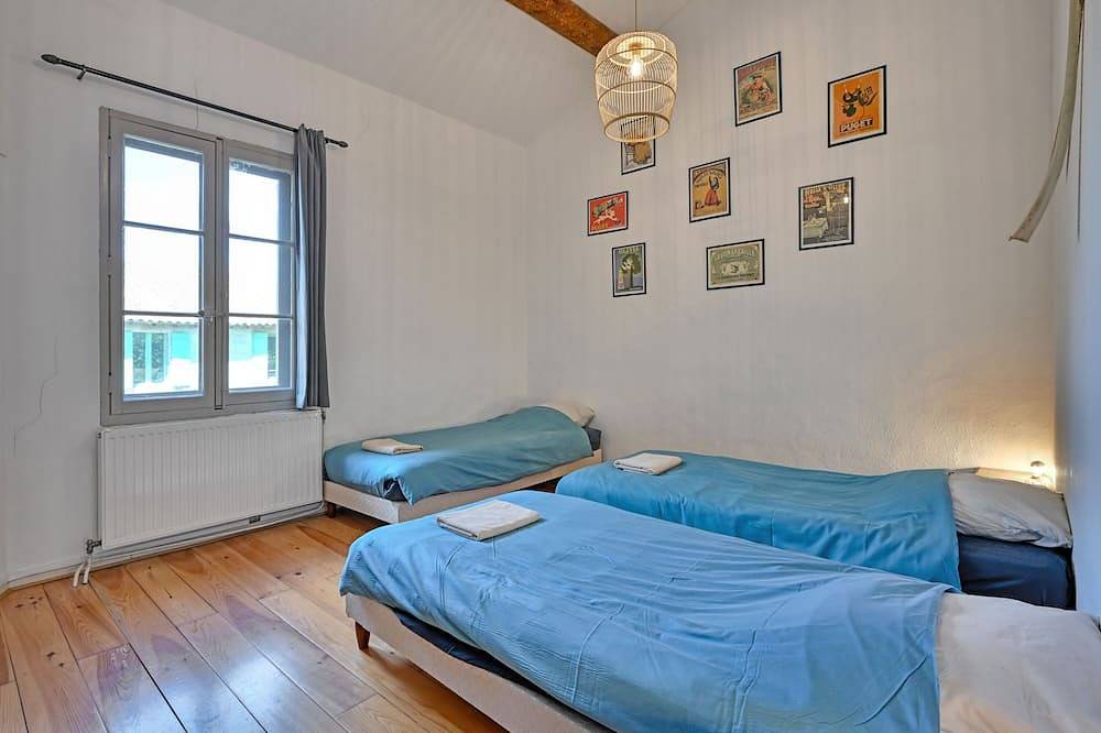 La Maison des Vendangeurs***, Gîte with swimming pool and bicycles in Beaucaire, Nimes region
