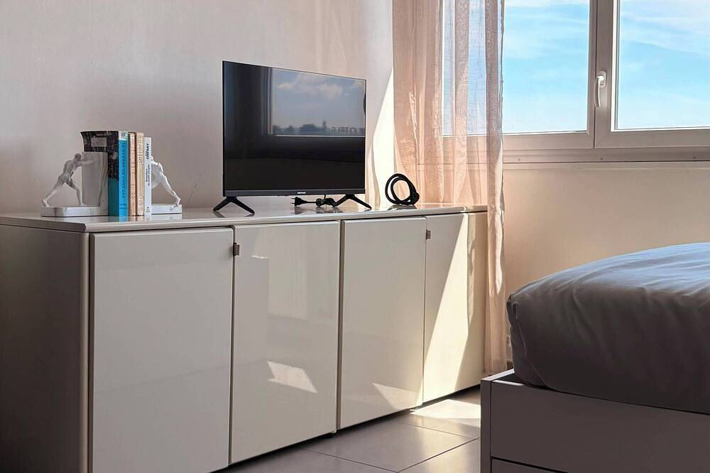 Appartement entier, Grand studio porte de lyon zone Techlid + parking wifi in Dardilly, Lyon et ses environs