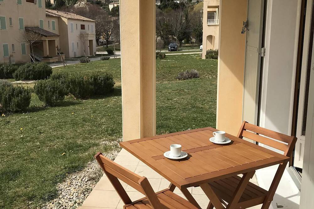Entire apartment, Watch Tower 2 - Two Bedroom Apartment, Garden View in Montbrun-les-Bains, Nyons region