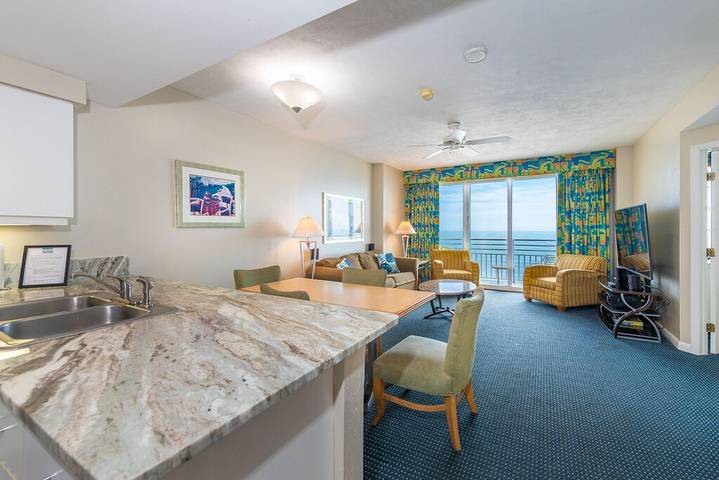 Vacation rental for 10 people, with pool and hot tub as well as balcony in Daytona Beach