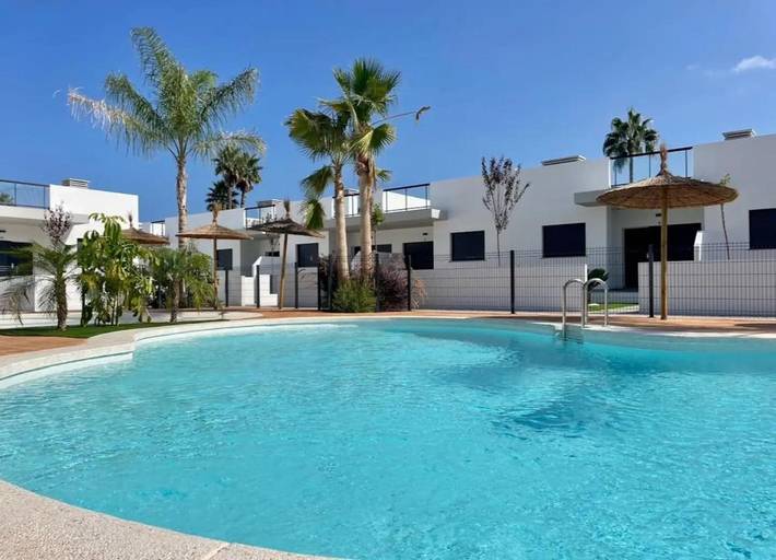 Chalet para 4 personas, con piscina además de piscina para niños y jardín - 1