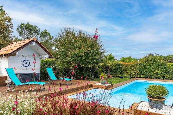 Maison de vacances pour 4 personnes, avec Terrasse ainsi que Jardin et Piscine à Sanguinet