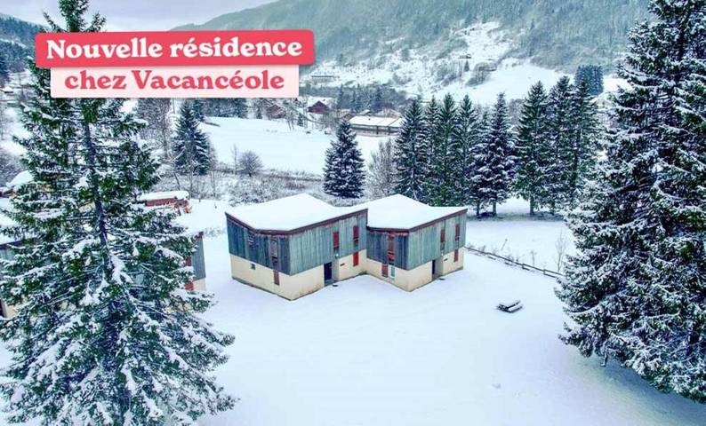 Parc de vacances pour 5 personnes, avec piscine ainsi que terrasse et bassin pour enfant dans Lélex - Crozet