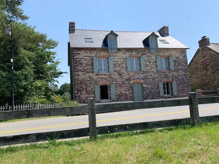 Appart’hôtel pour 3 personnes, avec Terrasse et Jardin ainsi que Vue sur le lac et Vue à Campénéac