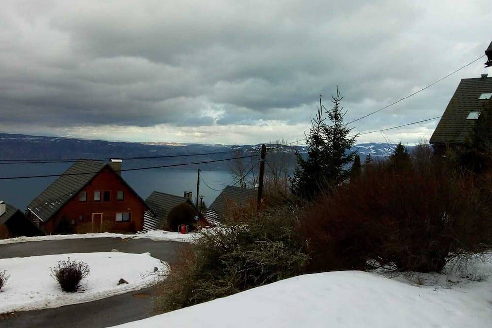 Chalet with fabulous view of Lake Geneva close to Piste and Telecabin in Thollon-les-Mémises, Thonon-les-Bains region