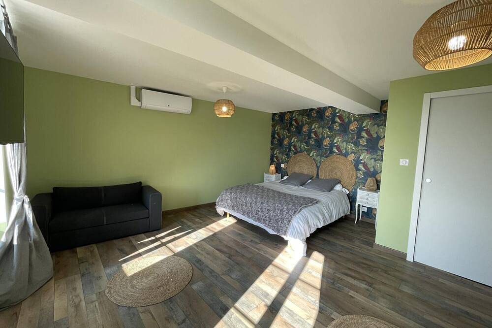 Gîte contemporain chaleureux pour 4 avec piscine partagée in Louchy-Montfand, Allier