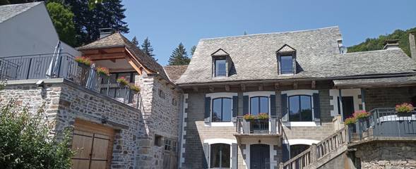 Gîte pour 15 personnes, avec terrasse ainsi que jardin et jacuzzi, animaux acceptés à Saint-Chély-d'Aubrac