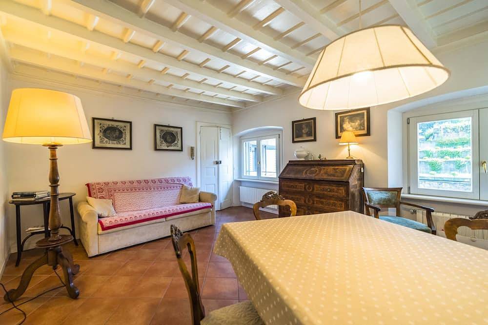 Entire apartment, Elegant, confortable flat in historical house, in the heart of Città Alta in Bergamo, Bergamo Province
