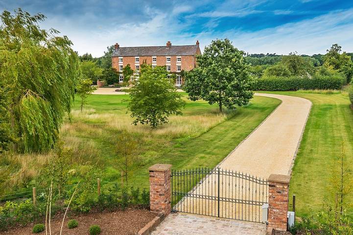 Holiday rental for 12 people, with garden and hot tub in Cheshire