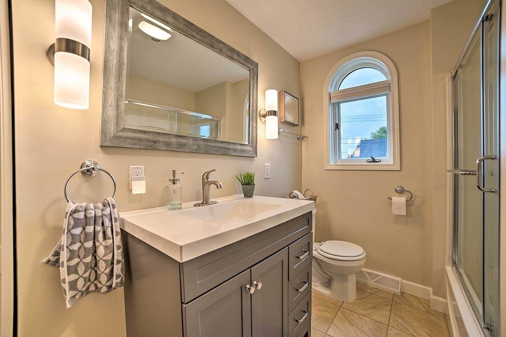 Chic Manistee Cottage: Steps to Lake Michigan! in Manistee, Manistee County