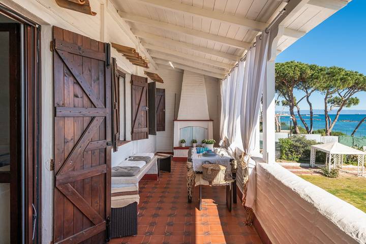 Vakantiehuis "Nicoleup" met Uitzicht op Zee, Terras & Gemeenschappelijke Tuin in Spiaggia di Porto Columbu, Sarroch