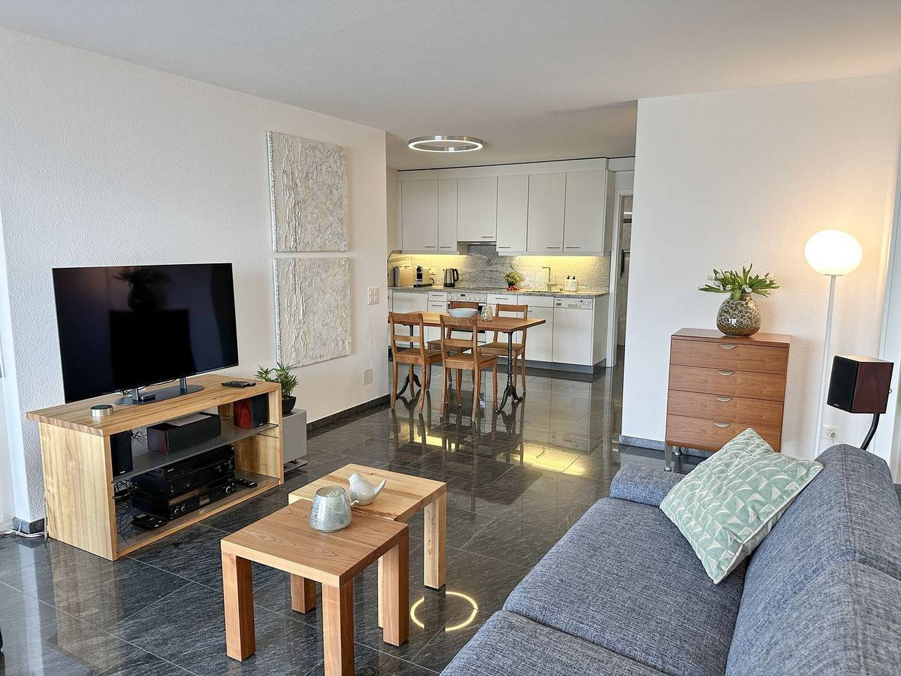 Ganze Wohnung, Helle moderne Ferienwohnung mit grosser Terrasse und einzigartigem Panoramablick in Gambarogno, Lago Maggiore (Schweiz)