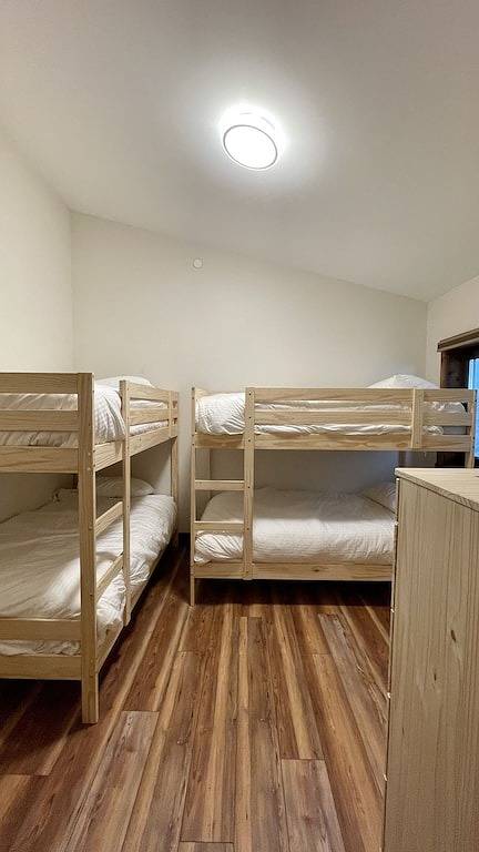 Green Giant A - Luxury mountain retreat 6 bdr, ski in/out, 9 pers hot tub, in Fraser Valley Regional District