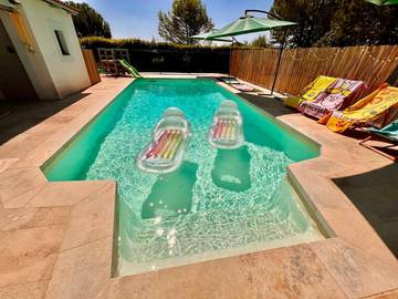 Gîte pour 2 personnes, avec piscine ainsi que jardin et vue à Pertuis