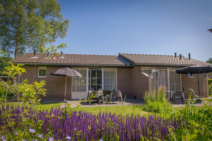 Bungalow voor 10 personen, met Terras en Kinderzwembad in Voorthuizen