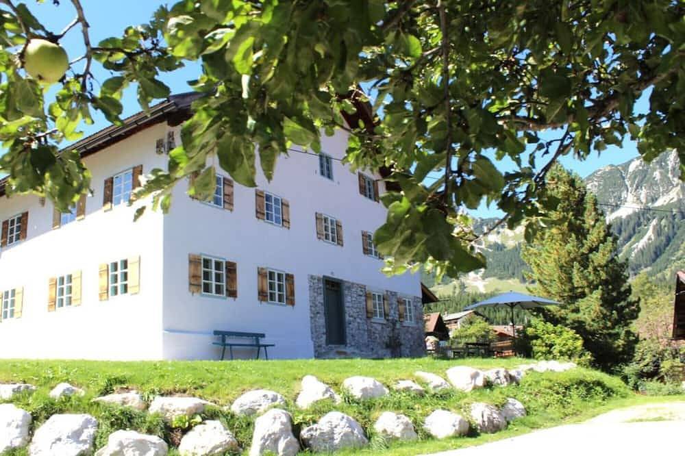 Historic farmhouse for exclusive use by up to 8 people 4 bedrooms 2 bathrooms in Lechtal Alps, Berwang