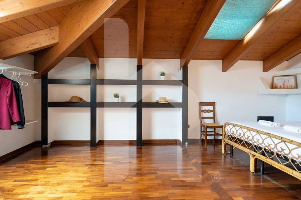 Appartement entier, Le Palazzo Passerini est l'un des bâtiments historiques au cœur de Pineto, offrant la possibilité d'un séjour à quelques pas de la mer et de tous les services. Situé au deuxième étage, également accessible par ascenseur, et est aménagé sur deu in Pineto, Côte Adriatique Abruzzes
