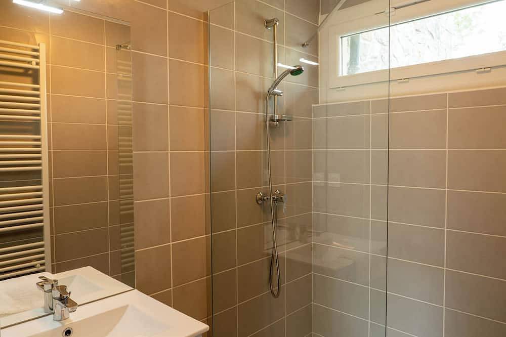 Apartamento entero, Espalion, alojamiento 7 personas 2 dormitorios, piscina climatizada, ideal para familias in Espalion, Aveyron (desambiguación)