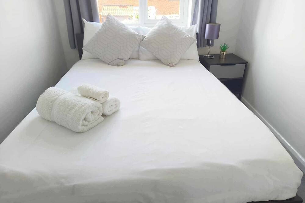 Spacious Monmouth House in Aylesbury: Ideal for Professionals and Large families in Aylesbury, Buckinghamshire