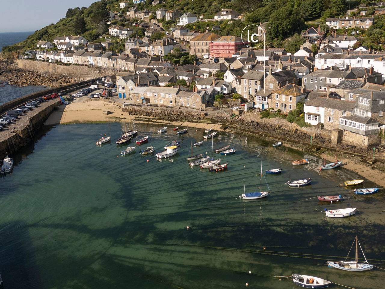 Tides Reach in Mousehole, Cornualles