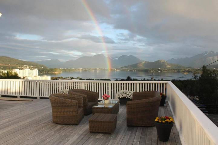 Ferienhaus für 5 Personen, mit Balkon und Terrasse sowie Garten und Seeblick