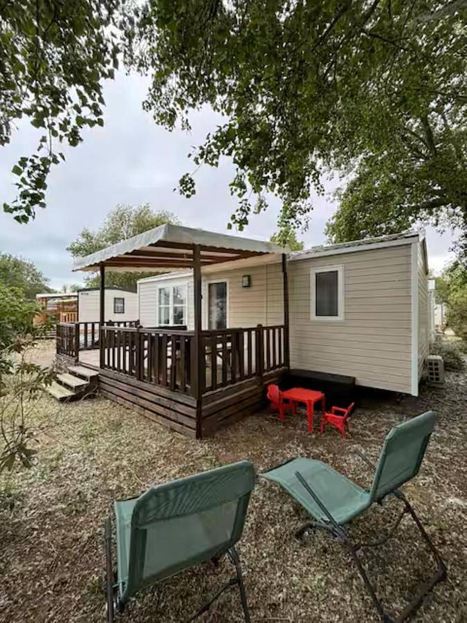 Camping pour 4 personnes, avec terrasse et piscine