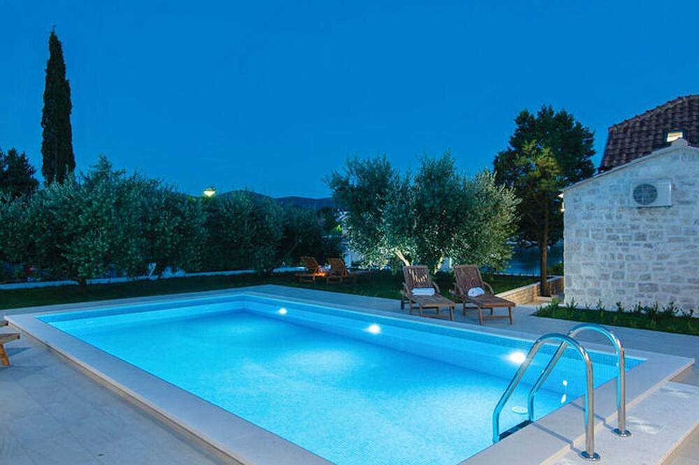 Holiday Home Lovište-Three Bedroom Holiday Home with Pool and  Sea View in Dubrovnik-Neretva