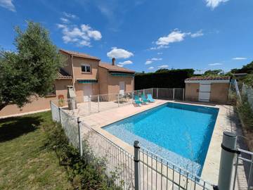 Gîte pour 10 personnes, avec piscine ainsi que terrasse et jardin à Seilh