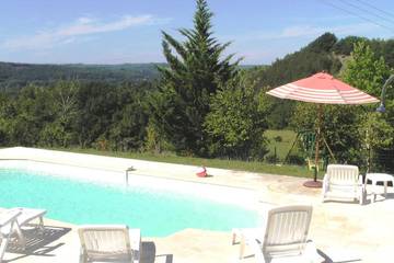 Gîte pour 4 personnes, avec terrasse ainsi que jardin et piscine à Coux-et-Bigaroque