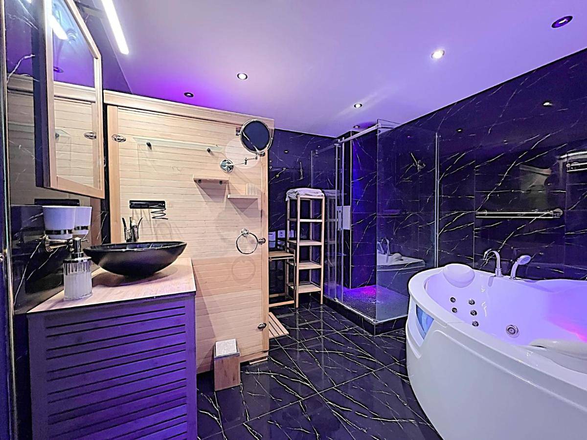 Appartement entier, Two-Bedroom Deluxe Apartment with Balcony in Garches, Hauts-de-Seine