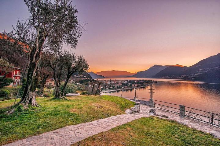 Casa vacanza per 4 persone, con Balcone e Terrazza nonché Giardino e Piscina a Dervio