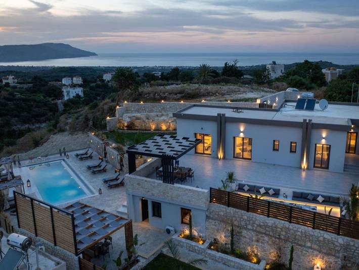 Ferienhaus für 12 Personen, mit Balkon und Terrasse sowie Pool