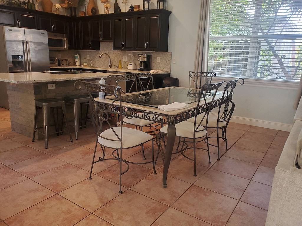 Fully Equipped 3/3 w/ hot tub 1 Mile To Beach in Lantana, Palm Beach County