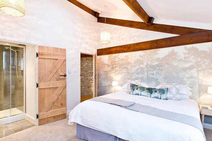 Large luxury farmhouse retreat situated in a rural hamlet, perfect for large gatherings of up to 50 in Hartington Nether Quarter, Derbyshire