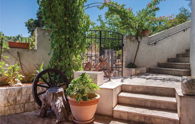 Appartement de vacances entier, Charmant appartement 1 chambre avec terrasse, Wi-Fi, à 1,5 km de la plage in Supetar, Brac