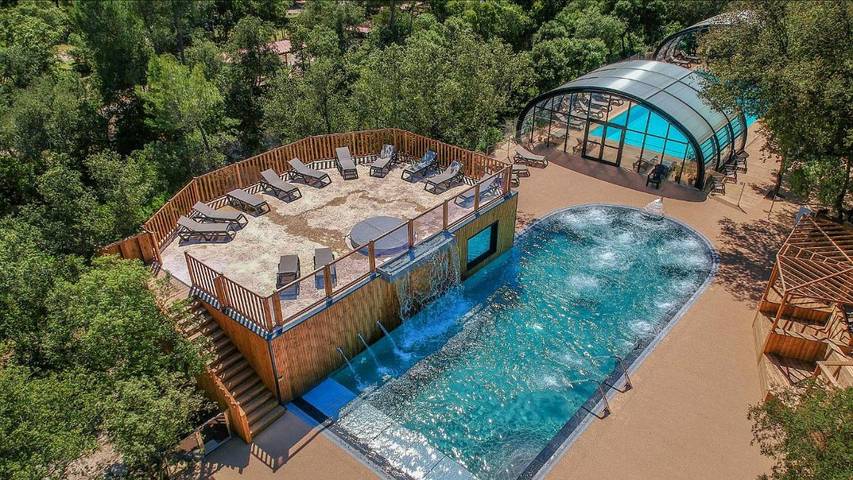 Camping pour 2 personnes, avec Jacuzzi et Terrasse ainsi que Jardin et Piscine