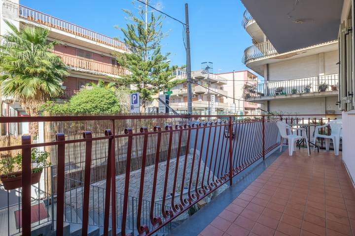 Casa Vacanze "Casa a 100 mt Dal Mare" con Balcone Privato, Wi-Fi & A/C in Sant'Alessio Siculo, Provincia di Messina