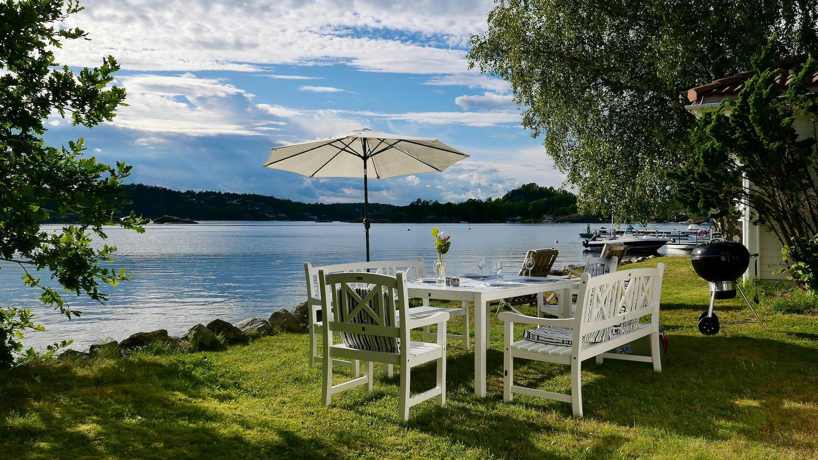 Hütte am Wasser mit Sonnenuntergang und Steg in Sandefjord