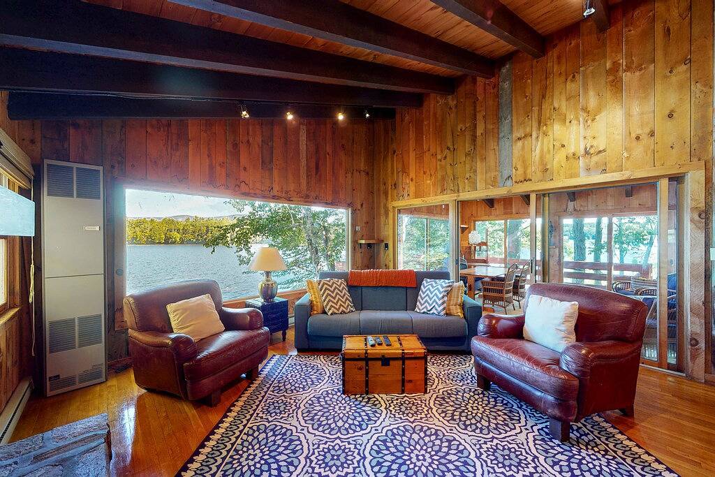 Pet Friendly waterfront house on Lake Winnipesaukee sleeps 6 in Moultonborough, Lake Winnipesaukee