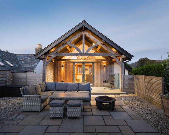 Holiday rental for 8 people, with hot tub and garden, child-friendly in Morfa Nefyn