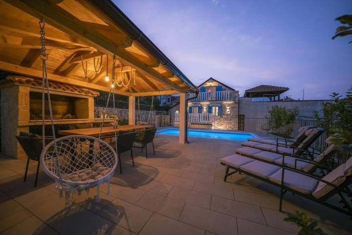 Villa pour 7 personnes, avec piscine ainsi que vue et jardin à Tribunj