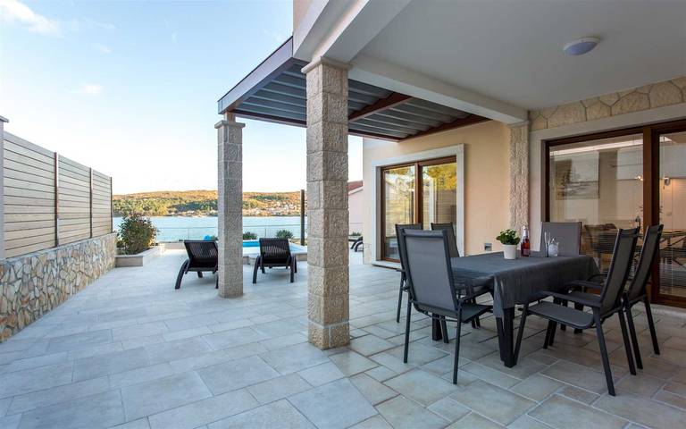 Ferienhaus für 6 Personen, mit Terrasse und Meerblick sowie Balkon/Terrasse und Pool auf Krk - 4