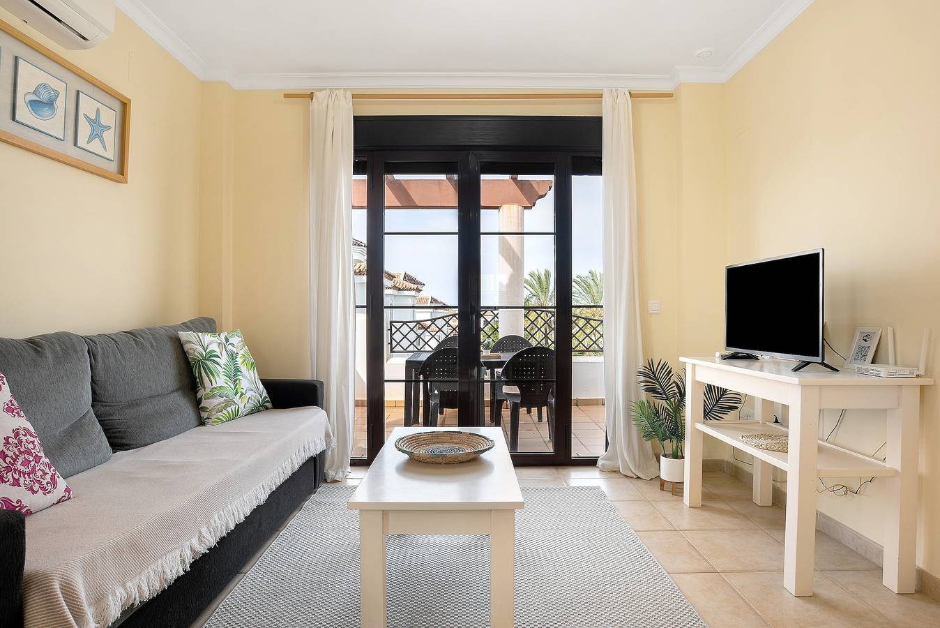 Apartamento entero, Apartamento 'Atico Coto De Santi Petri 122' con piscina compartida, Wi-Fi y aire acondicionado. in Playa La Barrosa, Chiclana de la Frontera