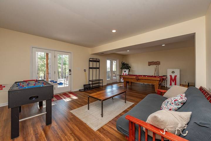 Vacation house for 14 people, with balcony and hot tub in Deep Creek Lake