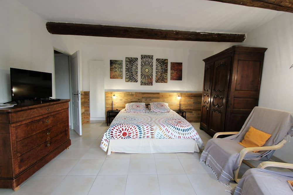 Geheel appartement, Gite Le Petit Luberon classified 3* in magnificent property in village center in Cabrières-d'Avignon, Parc naturel régional du Luberon