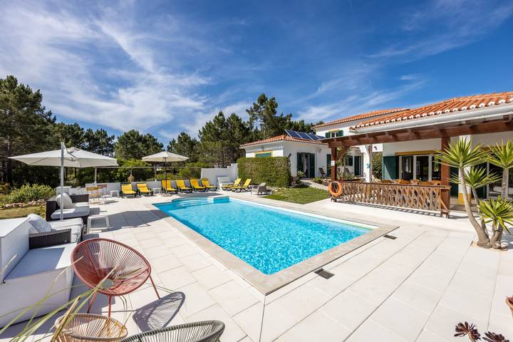 Location de vacances pour 10 personnes, avec Balcon et Terrasse ainsi que Jardin et Piscine dans Arrifana