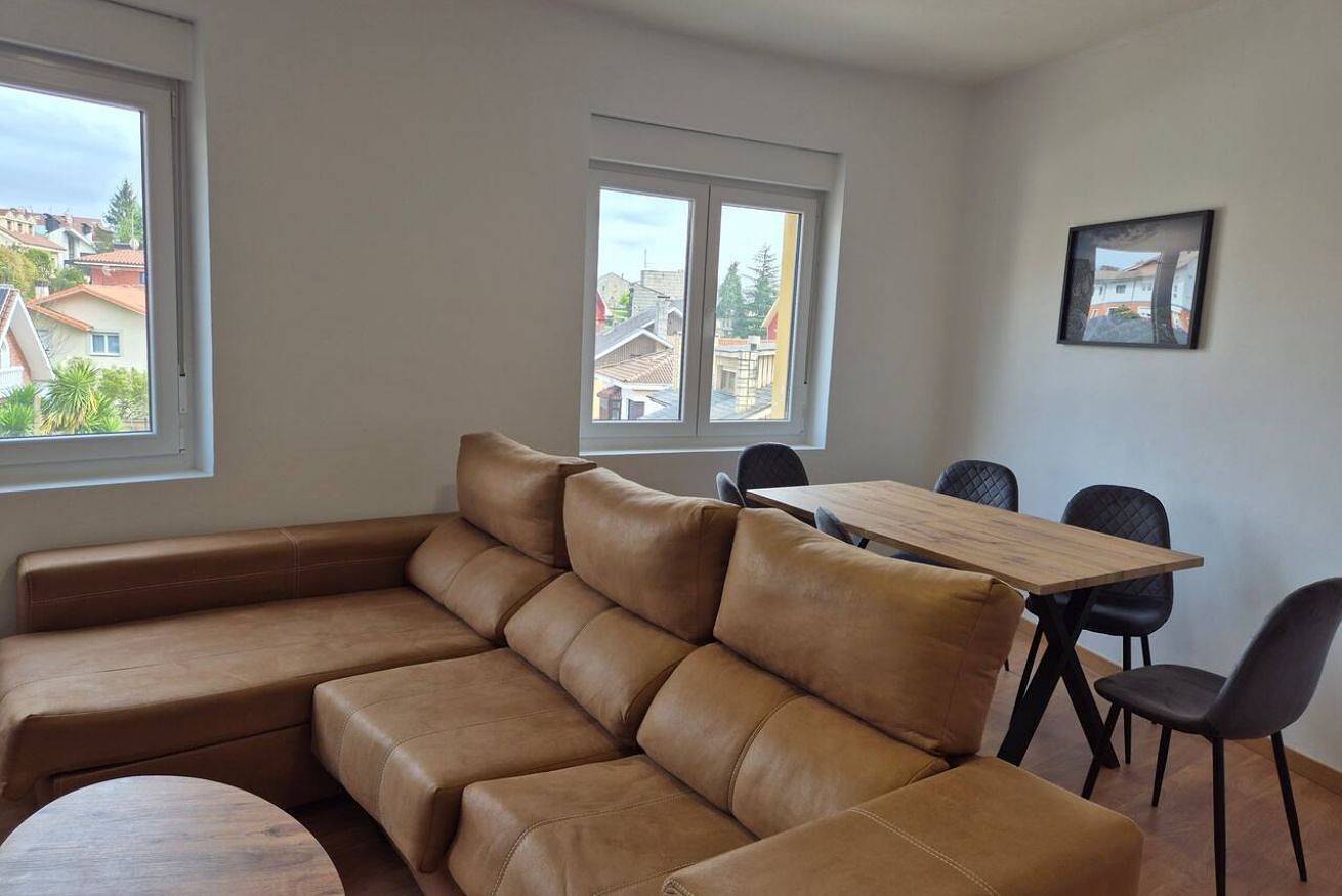 Appartamento intero, Cozy Wi-Fi Apt with Full Kitchen & Dishwasher in Oviedo, Montagne Cantabriche
