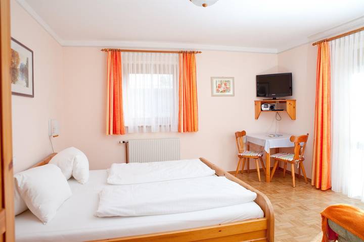 Ferienwohnung für 3 Personen, mit Balkon und Terrasse sowie Garten in Bad Waltersdorf