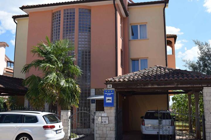 Appartamento per 4 persone, con balcone e giardino a Novigrad