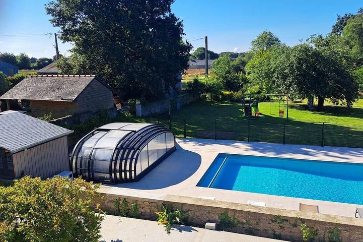 Location de vacances pour 4 personnes, avec piscine ainsi que terrasse et jardin à Plumelec
